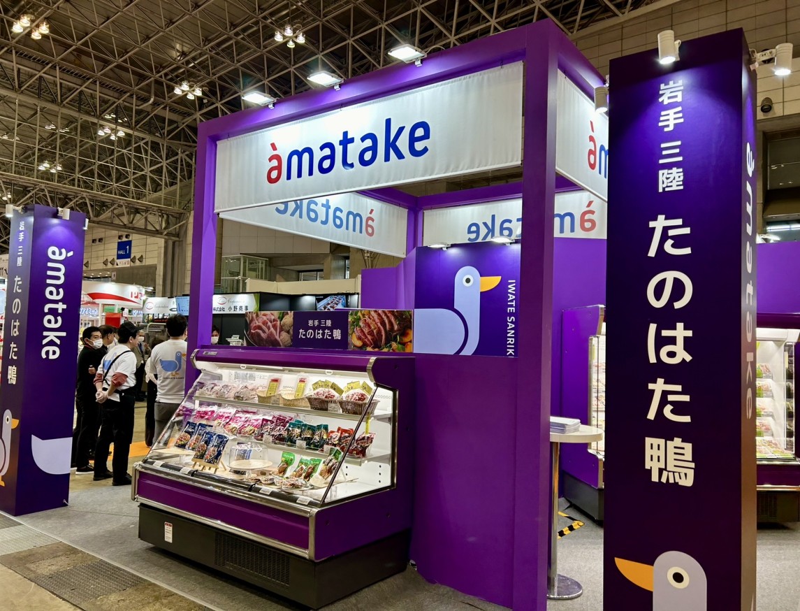 amatakeofficial's tweet photo. こんにちは🐔

本日より3日間、幕張メッセで開催される
『スーパーマーケット・トレードショー2026』に
出展しております✨

📍小間番号：ホール2「2-503」

今年のアマタケブースはこんな感じです🦆🟣

ご来場予定の皆さま、
お近くにお越しの際は
ぜひお立ち寄りくださいませ😊 https://t.co/oPxIlpaxnD