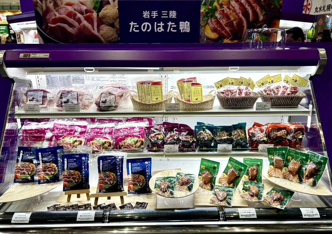 amatakeofficial's tweet photo. こんにちは🐔

本日より3日間、幕張メッセで開催される
『スーパーマーケット・トレードショー2026』に
出展しております✨

📍小間番号：ホール2「2-503」

今年のアマタケブースはこんな感じです🦆🟣

ご来場予定の皆さま、
お近くにお越しの際は
ぜひお立ち寄りくださいませ😊 https://t.co/oPxIlpaxnD