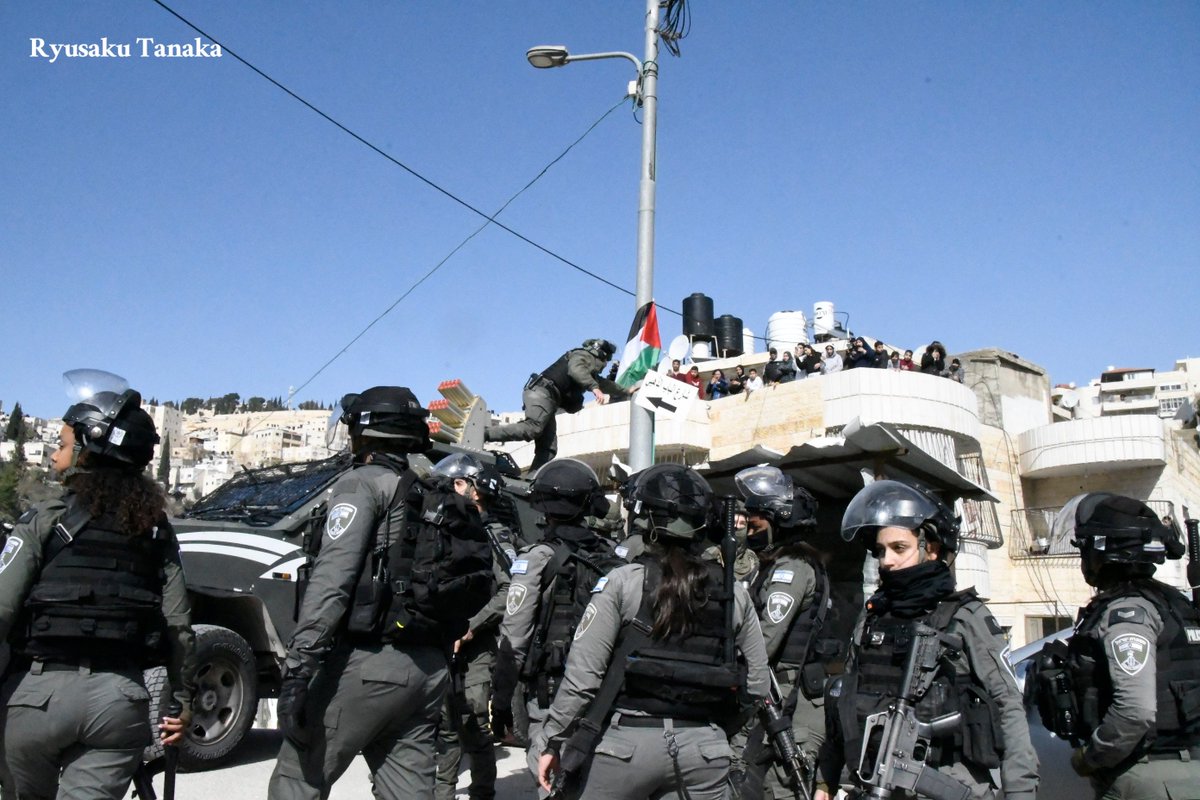 パレスチナ国旗を掲げりゃ、イスラエルの武装警察がすっ飛んできて、もぎ取る。

あげくに集合住宅（写真）は壊され土地は没収だ。パレスチナ住民およそ100人は住み家を失う。

壊した後の土地はイスラエルが登記するんだとさ。強盗国家じゃねえかよ。

tanakaryusaku.jp/2026/02/000332…