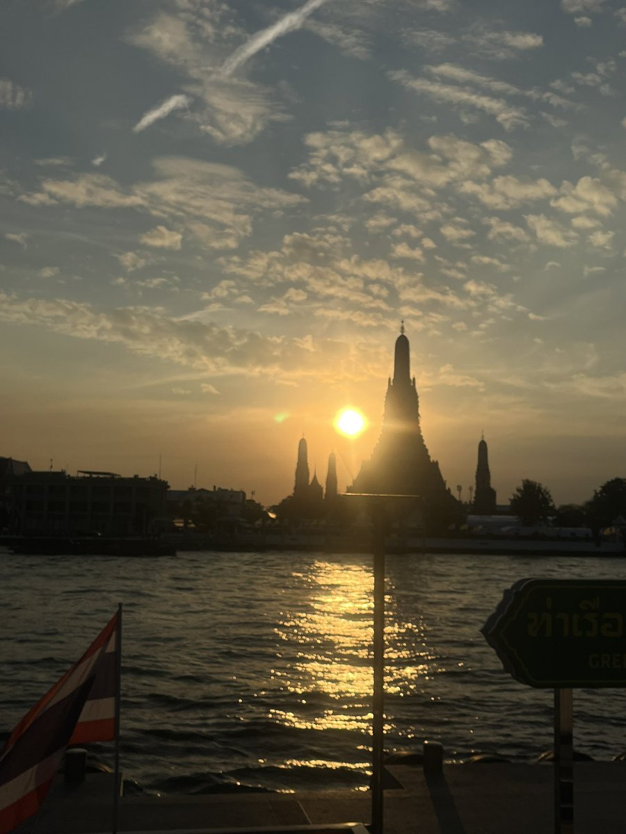 ตอนเย็นๆชอบไปเดินเล่นดูวิวพระอาทิตย์ตกที่วัดอรุณ เดินเล่นในวัดโพธิ์ มู้ดดดีมากก