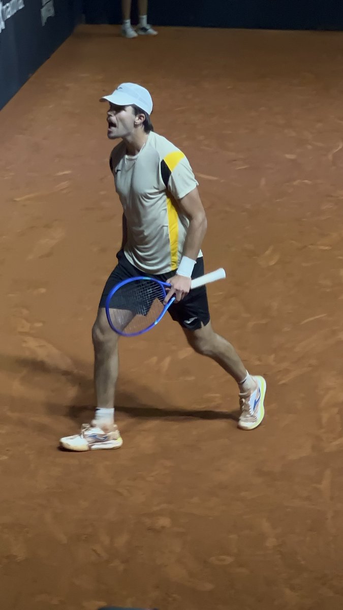 BIGGEST WIN OF HIS LIFE! 

Lucky loser Jaime Faria defeats two time defending champ and 4th seed Sebastian Baez 7-5, 6-1 to reach the second round in Rio de Janeiro!