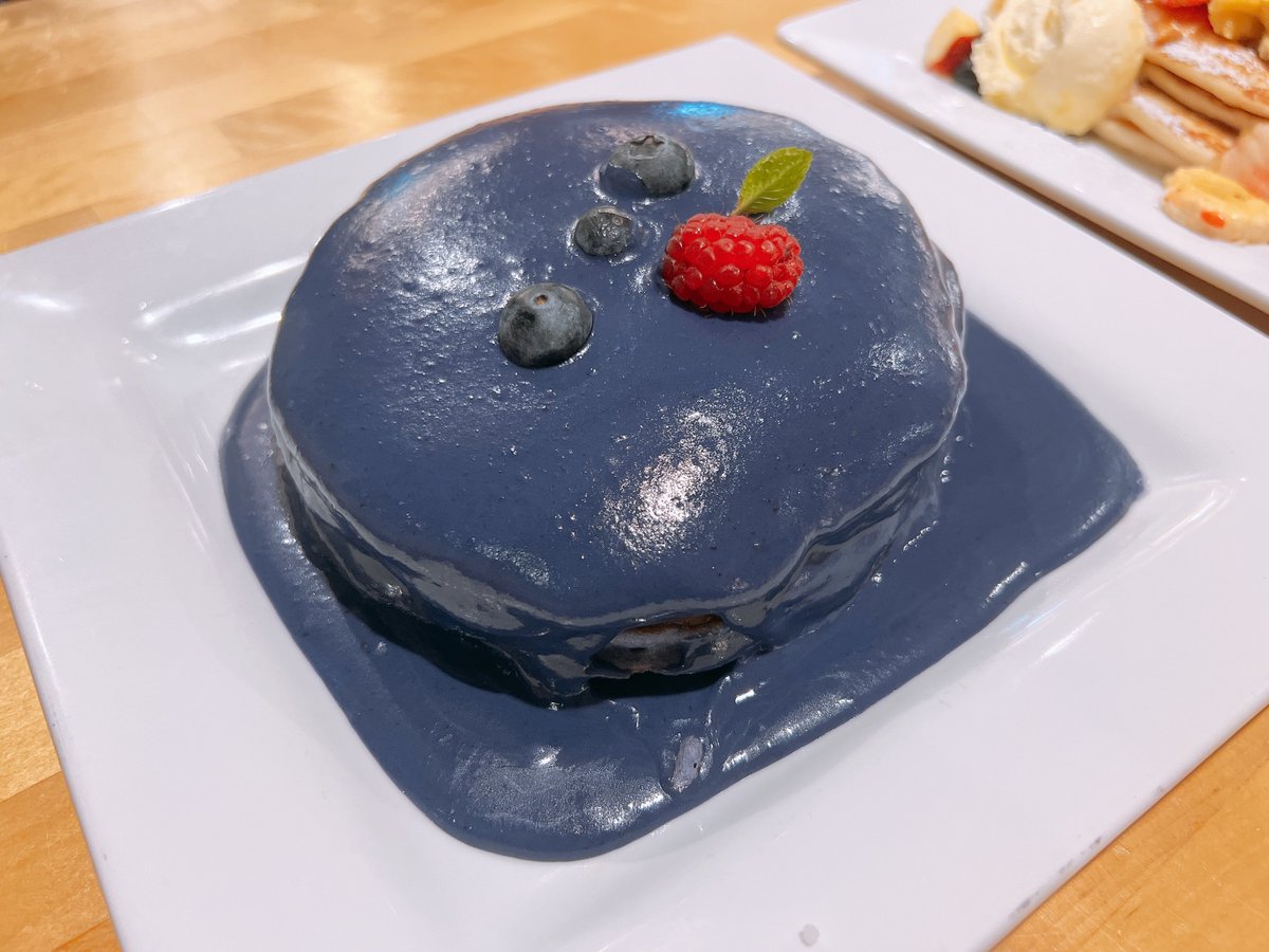 ホノルルのアラモアナ近くにある、Yogur Story（ヨーグルストーリー）の人気NO1のパンケーキ！
ウベ（ヤムイモ）という山芋の一種をふんだんに使っていて、パンケーキの中までもが紫色👀
意外にも甘め控えめであっさりしていて、超おススメです✨

＃ボーダーレス　#映像制作 ＃YogurStory