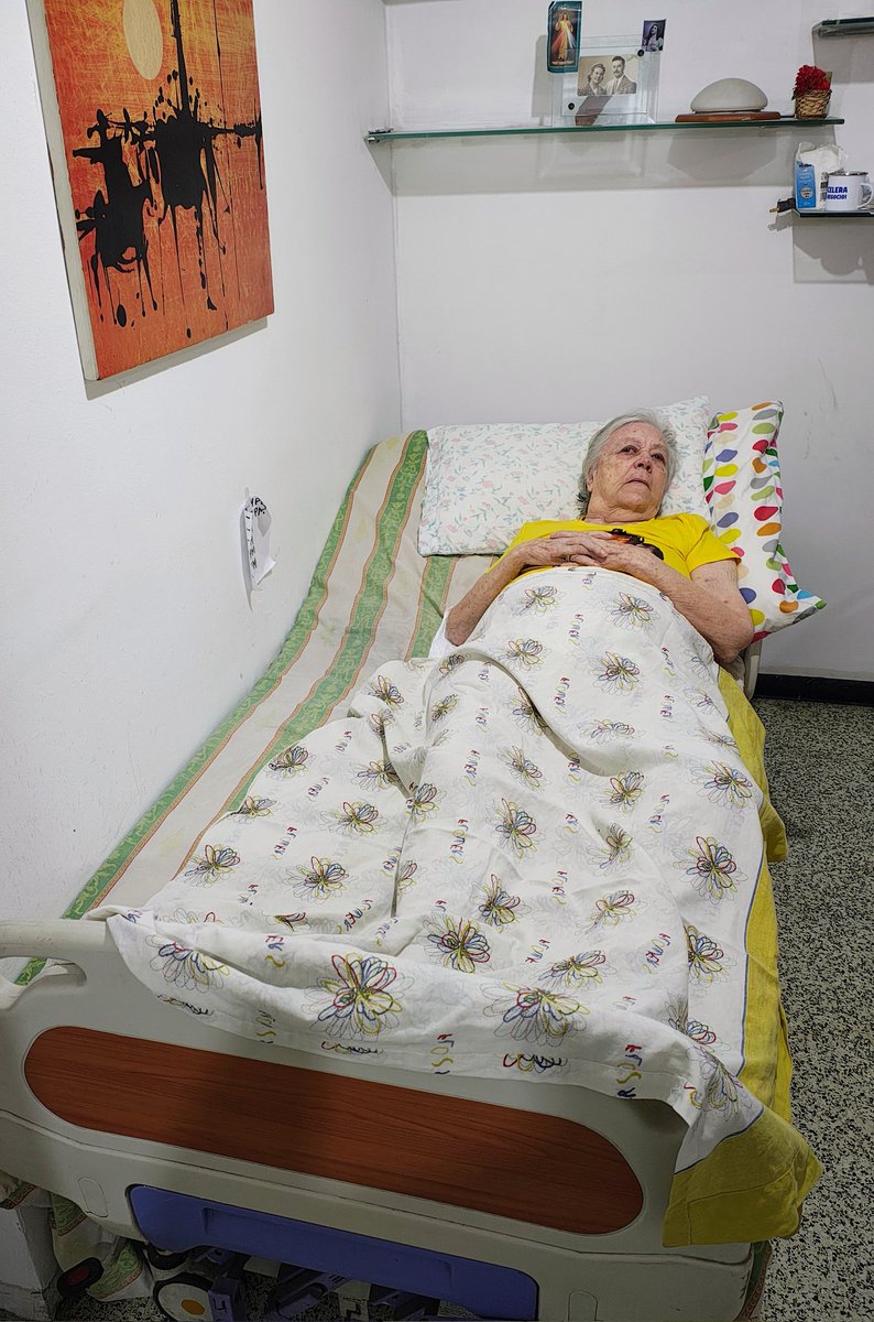 Por favor, sigamos difundiendo. María necesita ayuda para sus pañales, centros de cama, útiles de aseo personal y para llevarla al hospital en los próximos días, cuando esté mejor de salud. Si tienen pañales y están en Caracas, yo los puedo buscar. Gracias.
#CasoSocial
#Apoyo