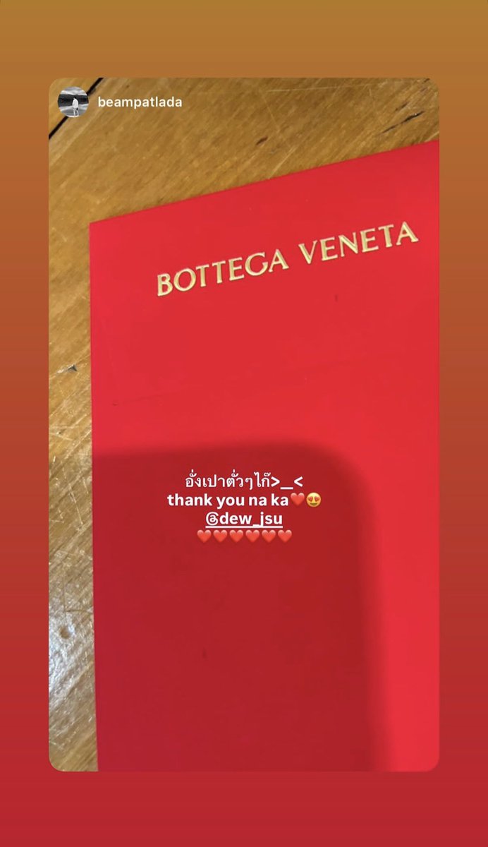 tees_wifeu's tweet photo. Tees sister: "P'Dew ......I saw u and my brother..........on that corner yesterday.......doing NOT something appropriate......."
Dew :"Just tell me what you want this time"
Sis: "Omg Bottega venetta angpao,PLZZ"
This happened guys,trust me plz
#dewtee https://t.co/UJEFnCxas4