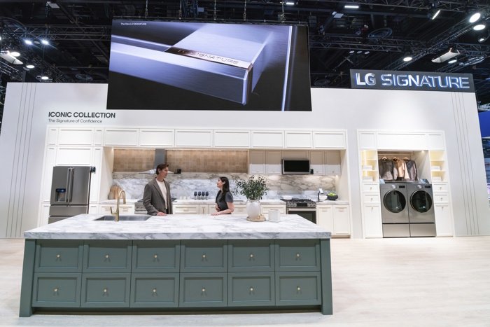 LG reimagina un innovador hogar del futuro

LG Electronics ha ampliado el portfolio de productos de la línea LG Signature y la colaboración con la firma premium SKS, que combina por primera vez una gama de lavado con las últimas tecnologías para la coci...
marronyblanco.com/lg-reimagina-u…