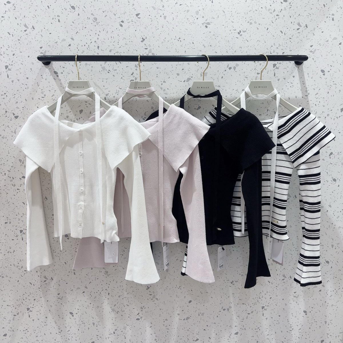 New Arrival

【店舗新作入荷】

本日店舗に新作入荷いたしました！

大襟リボンニット
color： OW / PI / BK / Boder
price：￥6,900（taxin)

入荷時間は店舗によって異なりますので
予めご了承ください。