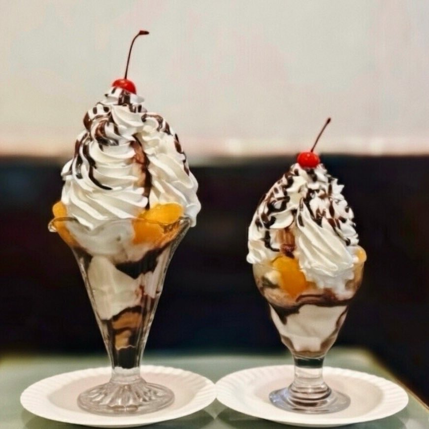 当店自慢のチョコレートパフェ
カロリー的には さすがに毎日食べることはオススメできませんが、
たまにでいいので、一生懸命頑張っている あなたの身体への ご褒美的な役割を果たせたら幸いです✨
#背徳と至福は紙一重 
#珈琲王城 #店舗詳細は固定ポストへ 
#全席禁煙 #おひとりさま大歓迎