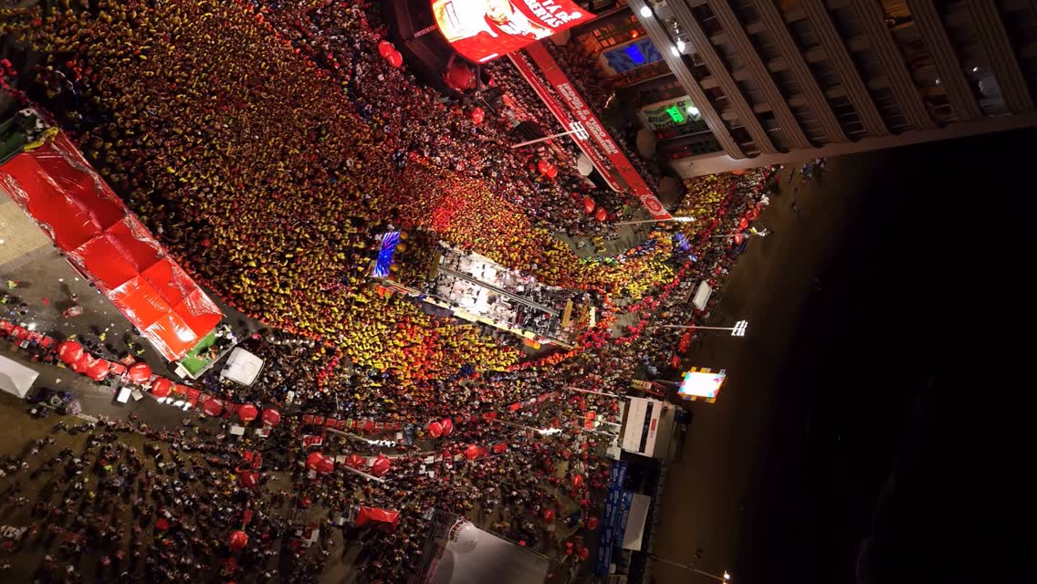 POV: em 8 dias de carnaval <a href="/ClaudiaLeitte/">Claudia Leitte</a> cantou por mais de 25h, entre shows de palco e trio.

Cajazeiras: 1:20:48
Blow Out: 5:10:10
São Luís: 2:23:21
Camarote Brahma: 1:31:24
Camarote Club: 1:37:11
Largadinho (1º dia): 5:35:40
Oba Festival: 1:35:31
Largadinho (2º dia): 5:15:44