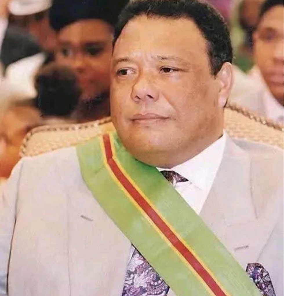 La couleur verte, le mayamatamba, incarnait une époque où l’identité nationale se voulait visible, assumée, revendiquée. Au temps du Zaïre, elle symbolisait l’authenticité, la souveraineté proclamée et la fierté d’un peuple sommé de se réapproprier son destin.
Dans ce contexte