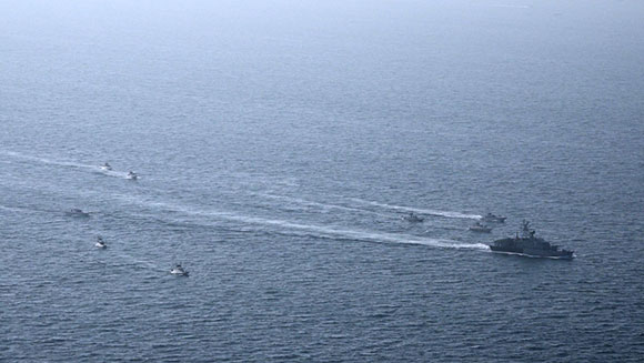 🇮🇷Irán cerró este martes parte del estratégico estrecho de Ormuz por varias horas en medio de los ejercicios navales de los Cuerpos de la Guardia Revolucionaria Islámica (CGRI) en la zona, informó la agencia local Fars.

🔗acortar.link/XdKMtm