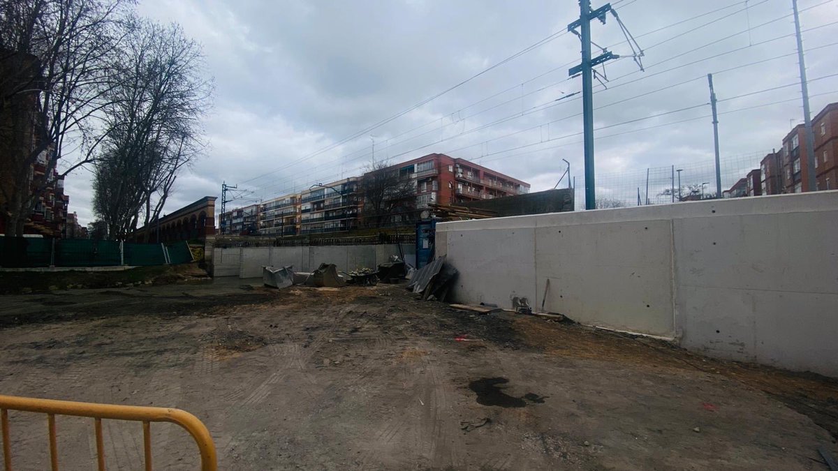 Este muro se está levantando a lo largo de la calle la Vía (Vadillos), como consecuencia de la instalación de la 3ª vía. No solo no integran sino que dividen y degradan más. 
Valladolid no merece esto, el soterramiento es la única solución.