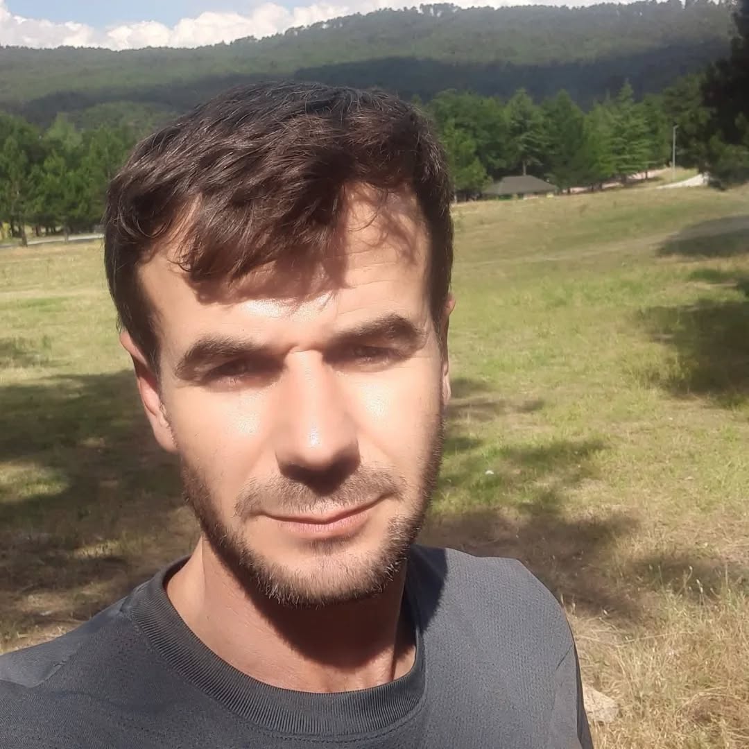 Ali Ertem..
40 yaşında..
Kütahya Simav'da çalıştığı kereste atölyesinde tomruk işleme sırasında tomruk biçme makinesinin üstüne düşerek hayatını kaybetti..
İki çocuk babası..