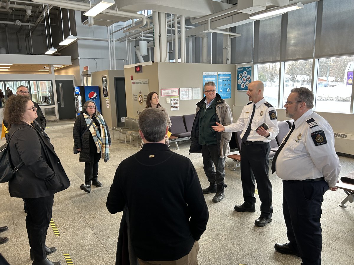 MADandurand's tweet photo. Hier, nous avons rencontré la @grcqc, l’@ASFC et 12 maires afin de discuter des réalités vécues dans les communautés frontalières.

///

Yesterday, we met with @rcmpqc, @CanBorder, and 12 mayors to discuss the realities of life in border communities. https://t.co/KdKG6Hdhg4