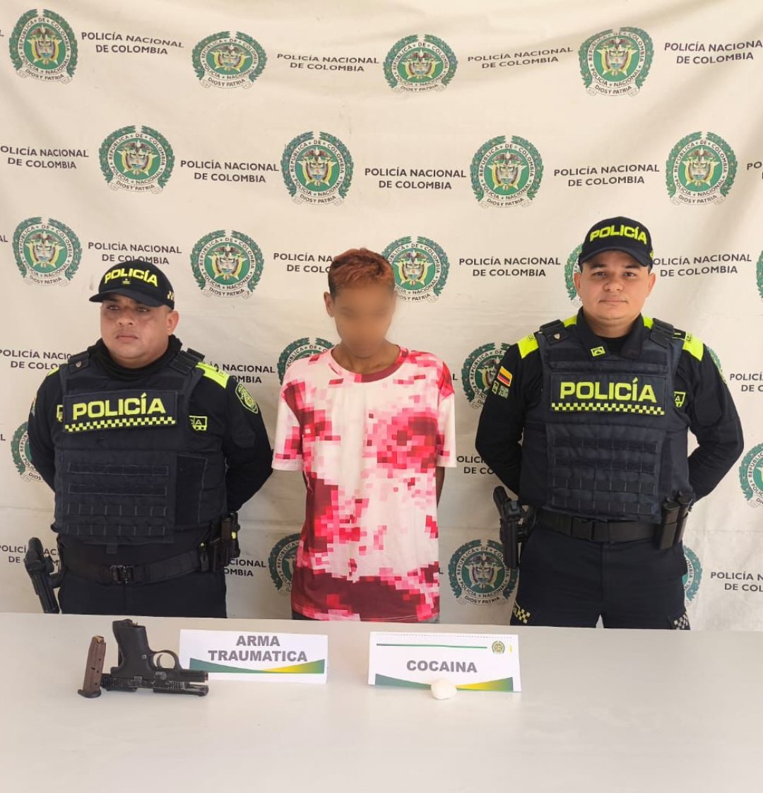 🚔 En #Fonseca, durante labores de patrullaje en el barrio Cristo Rey, capturamos a un hombre de 18 años con varias dosis de clorhidrato de cocaína y una pistola traumática, siendo dejado a disposición de la autoridad competente para su judicialización. ⚖️👮‍♂️#Seguridad