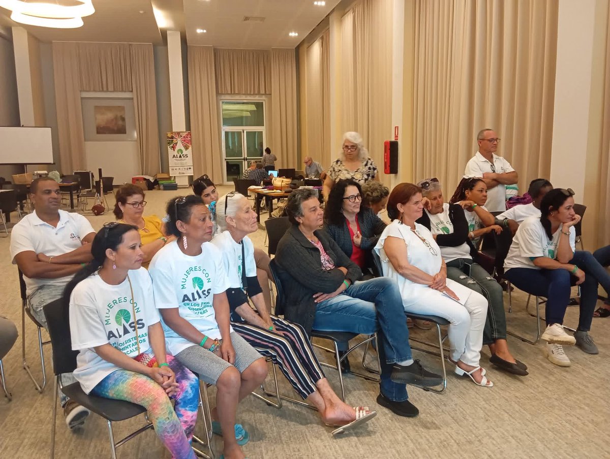 ✊ La #UCLVnuestra fortalece alianzas con la Cátedra Mujer y Desarrollo en el IV Taller de Género de ALASS.  
Profesores de la Facultad de Educación Infantil participaron en la Expo “Más Mujeres con ALASS”, reafirmando el compromiso con la igualdad y el empoderamiento femenino.