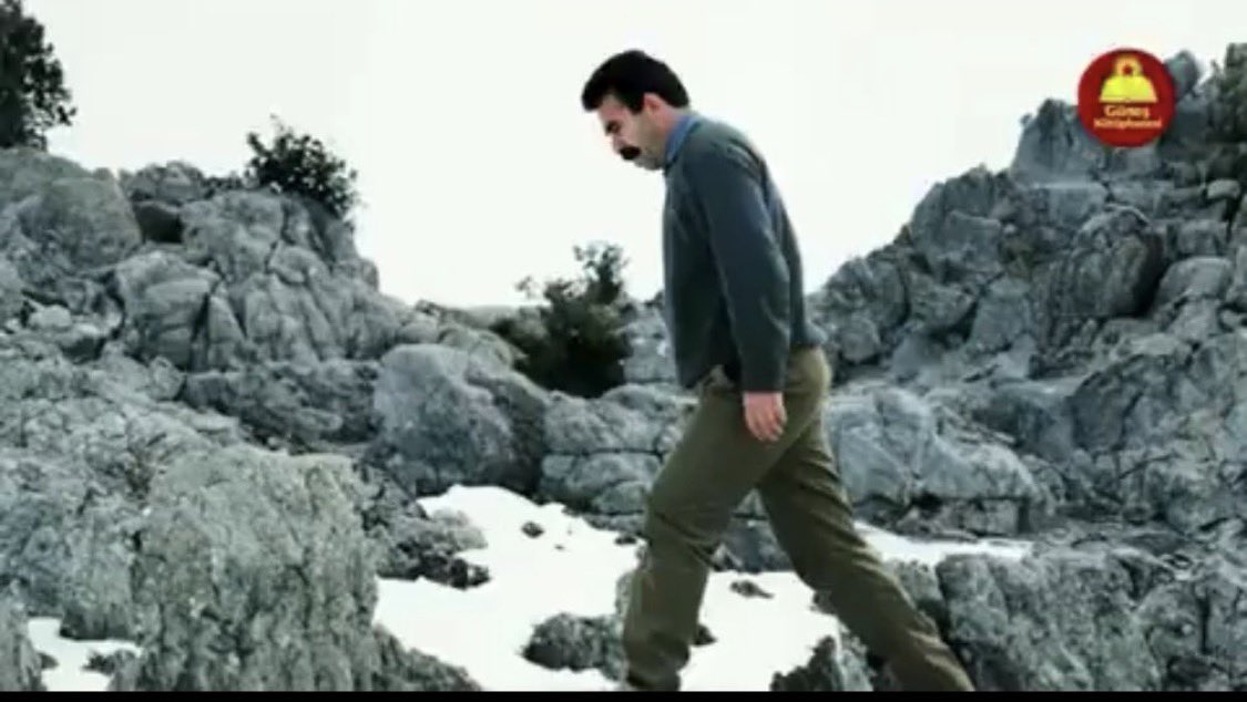 Ben bir Kürdüm,
Kürt yazar ve şairiyim,
Siyasi ve yurtsever kişiliğim PKK mücadelesi ile şekillenmiştir 
Bana sorarsanız Abdullah Öcalan kimdir?
Cevabım bu olur.
“ Sayın Öcalan, Kürdistan toprağının bereketi gibidir, her zaman kazandırır”
Dijital korucular!
Siz de çöp