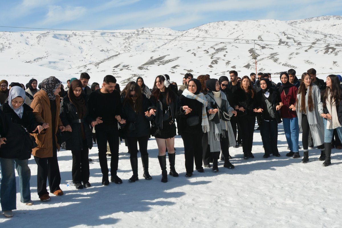 servet_tasdemir's tweet photo. "Bitlis Eren Üniversitesi'nin Rahva kampüsündeki kayak merkezinde düzenlenen '5. Kar Festivali' etkinliklerine öğrenciler ve sporcular yoğun ilgi gösterdi."
#Bitlis #Rahva #Kayak #BitlisErenÜniversitesi #KayakMerkezi #BEÜ #KarFestivali #KarŞenliği https://t.co/R1hs0zv8sh