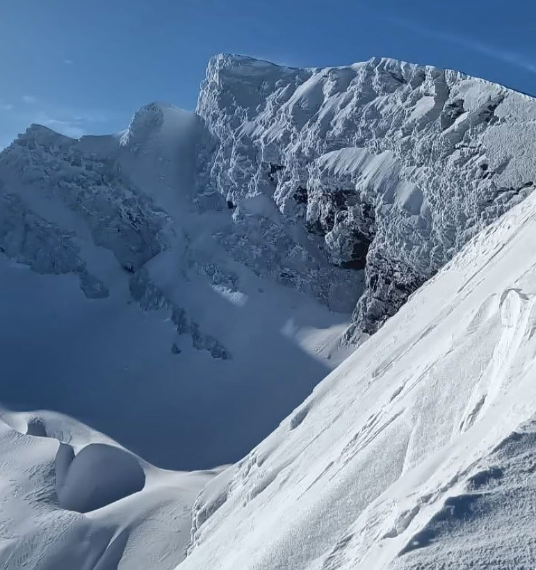 subfossilguy's tweet photo. Patagonian conditions in Sierra Nevada (8 m at 3000 m), transformed the site like rarely seen before 😲❄️

Corral de Veleta, a cirque that still hosted a glacier during the LIA!
- yesterday (E. Armiño Músico Luthier)
- summer 2016 (M Oliva)
- summer 1893 (Bide)
- Palacios (2018) https://t.co/j2jjxNvWrw