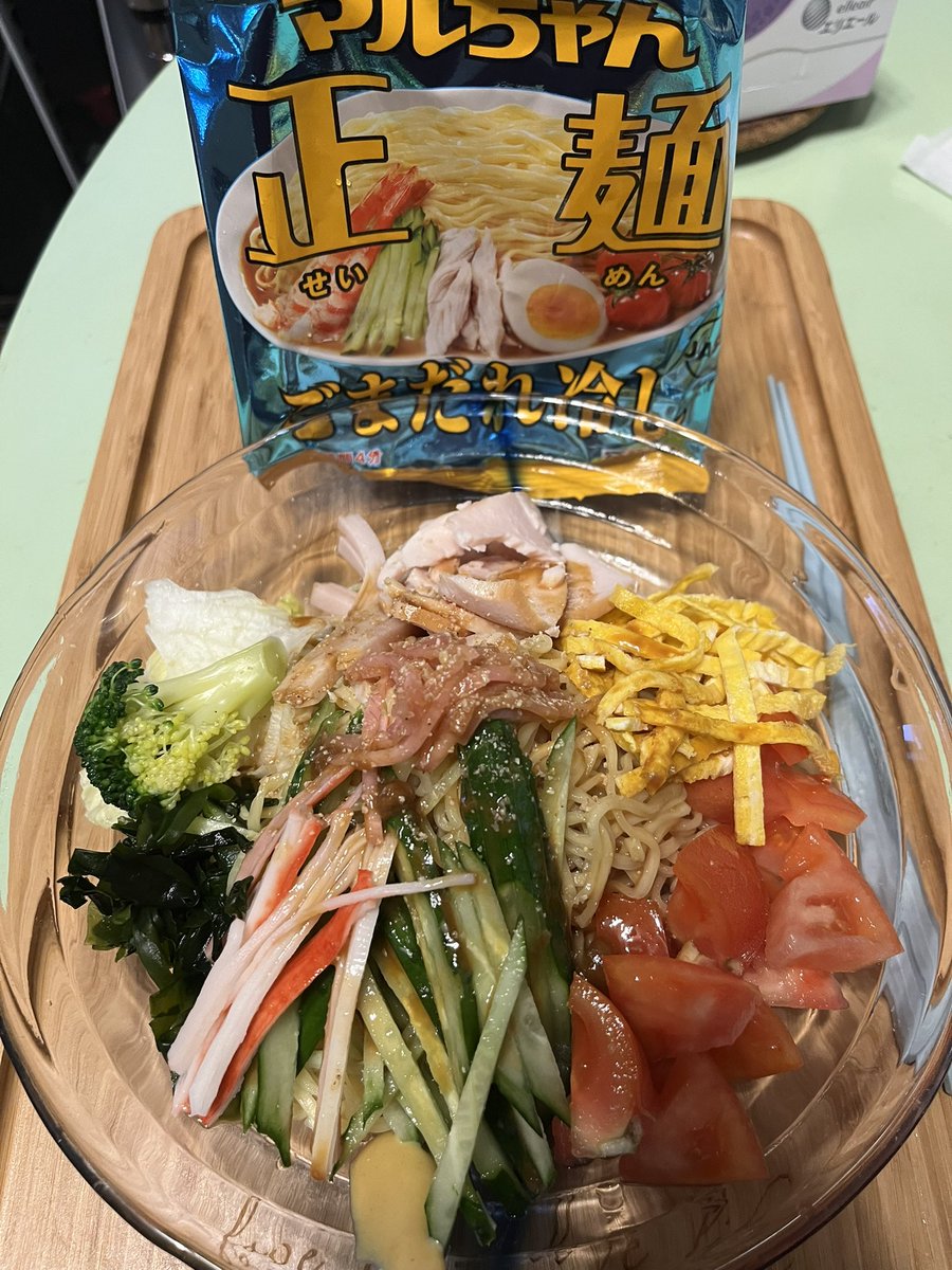 今日の朝ごはんは、マルちゃん正麺のごまだれ冷やし中華作ったよ！