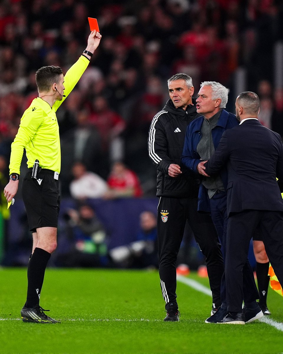 giraltpablo's tweet photo. Mourinho explotó contra el arbitraje y se pierde la vuelta en el Bernabéu.

El juez perdonó a Valverde y a Vinicius ❌️ https://t.co/PRbnmysq7X