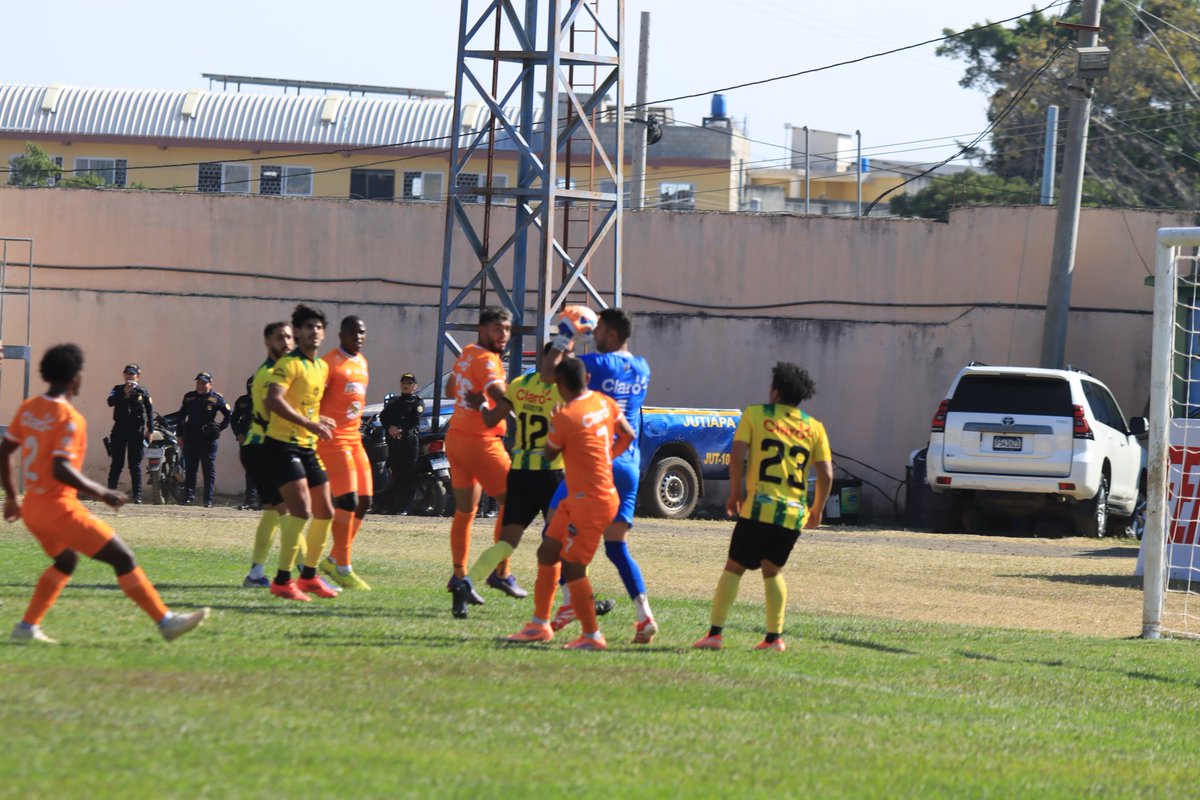 🚨🌞 NADA DE NADA EL CÓNDOR JUTIAPA...

Partido aburrrido sin emociones y peligro en las porterías. Achuapa y Guastatoya igualan 0-0 al descanso.