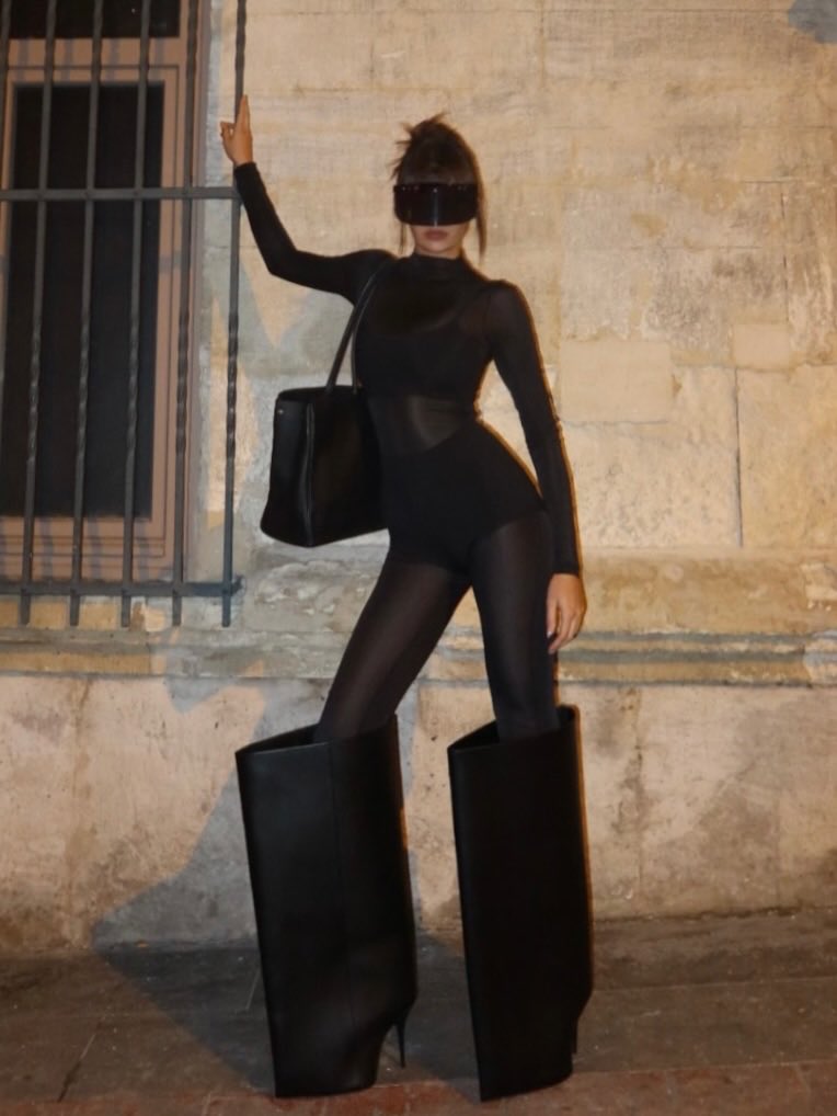 Mine Mücahid'in çizmeleri dikkat çekti.