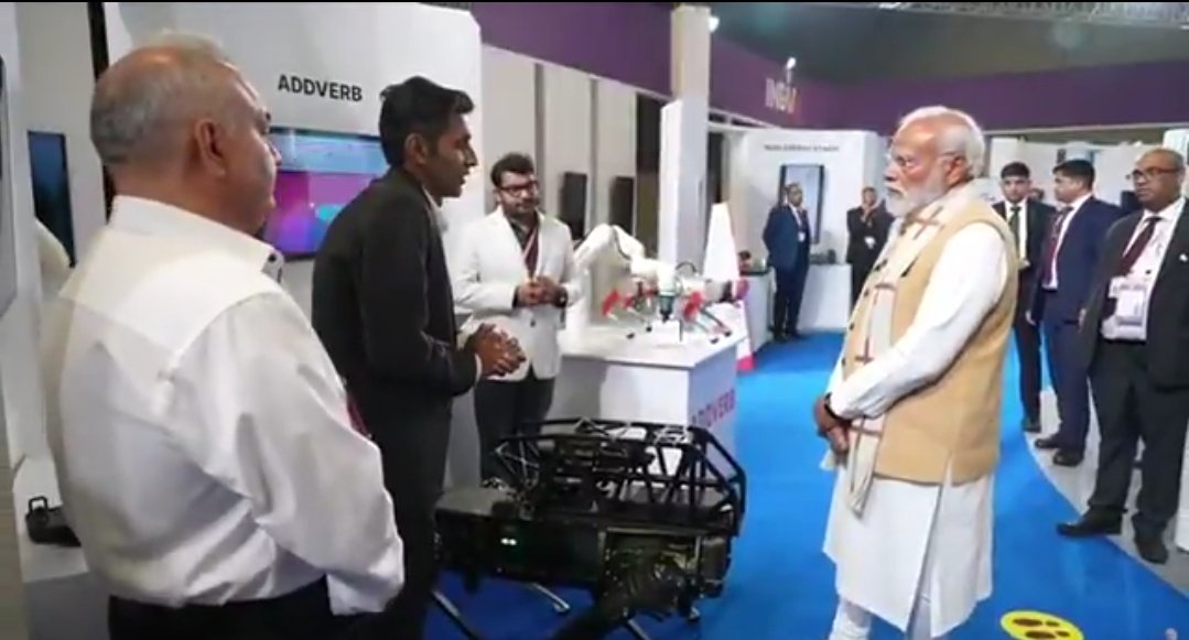 AI نمائش نیو دہلی
نمائش میں نریندر مودی کی آمد سے 4 گھنٹے پہلے نمائشی مقام خاکی کرا لیا گیا۔

اہم بات یہ ہے کہ اس قدر سخت سیکیورٹی حصار کے باجود نمائشی آلات کی ایک بڑی تعداد چوری ہوگئیں۔

انسانی جان تو درکنار روبوٹس بھی ہندوستان میں غیر محفوظ۔