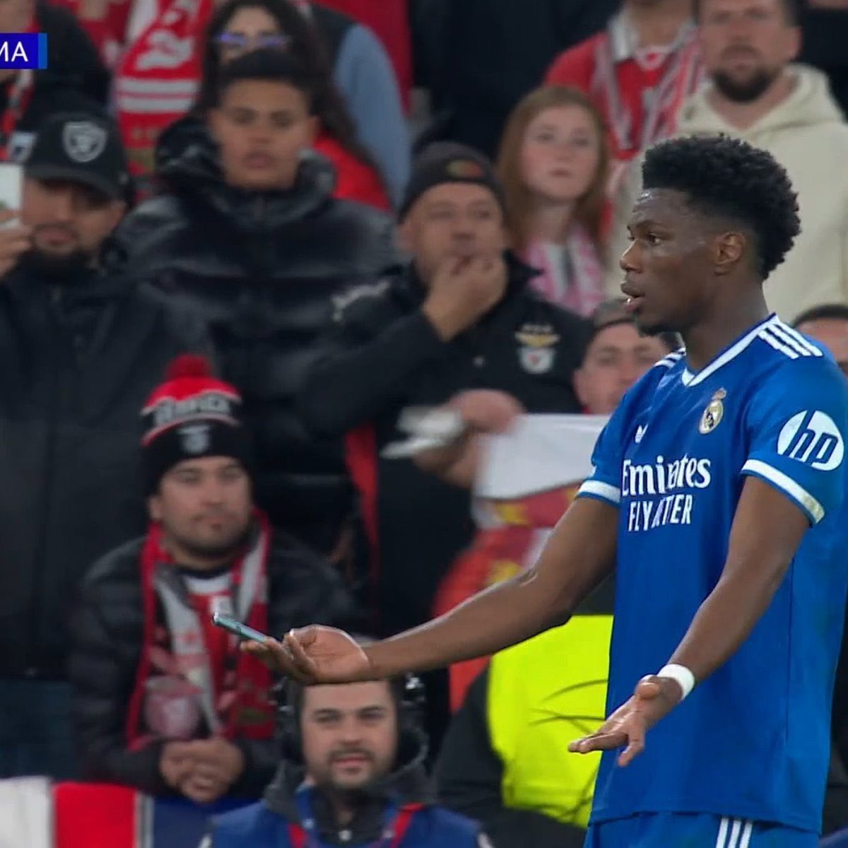 XanosTakes's tweet image. 🔥🚨 CHAOS ALERT! Someone just threw a LIGHTER at Tchouameni! 😳💥 Who does that?! Respect the game, respect the players! ⚡💣 #Unbelievable #RespectTheGame #FootballMadness