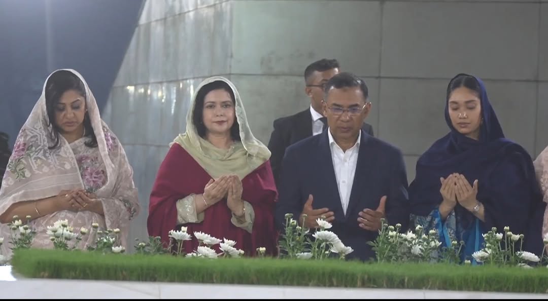 Rocket78BNP's tweet photo. গণপ্রজাতন্ত্রী বাংলাদেশের প্রধানমন্ত্রী হিসেবে শপথ গ্রহণের পর বাবা শহীদ রাষ্ট্রপতি জিয়াউর রহমান ও মমতাময়ী মা দেশনেত্রী বেগম খালেদা জিয়ার কবর জিয়ারত করেন জনাব তারেক রহমান। জিয়া উদ্যান, শেরেবাংলা নগর, ঢাকা | ১৭ ফেব্রুয়ারি ২০২৬, মঙ্গলবার https://t.co/iToef0npdb