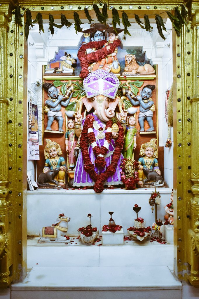 sunilnewstwitte's tweet image. गणपति बप्पा मोरया! मंगल मूर्ति मोरया 🙏

वक्रतुंड महाकाय सूर्यकोटि समप्रभ।
निर्विघ्नं कुरु मे देव सर्वकार्येषु सर्वदा॥

प्रभु श्री गणेश जी की कृपा सभी पर बनी रहे...