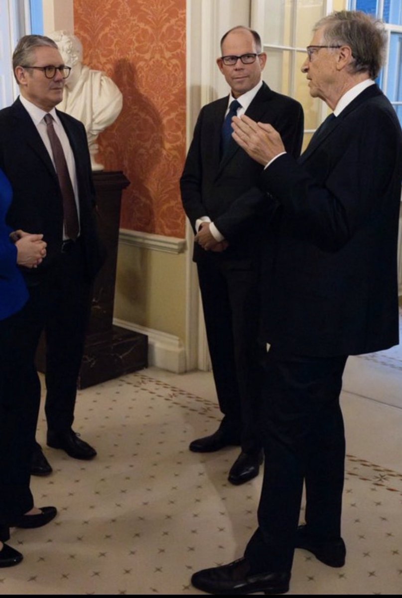 Bill Gates and Larry Fink were Keir Starmer’s first guests as soon as he became UK Prime Minister in 2024.

The deterioration of the UK accelerated immediately after this meeting.