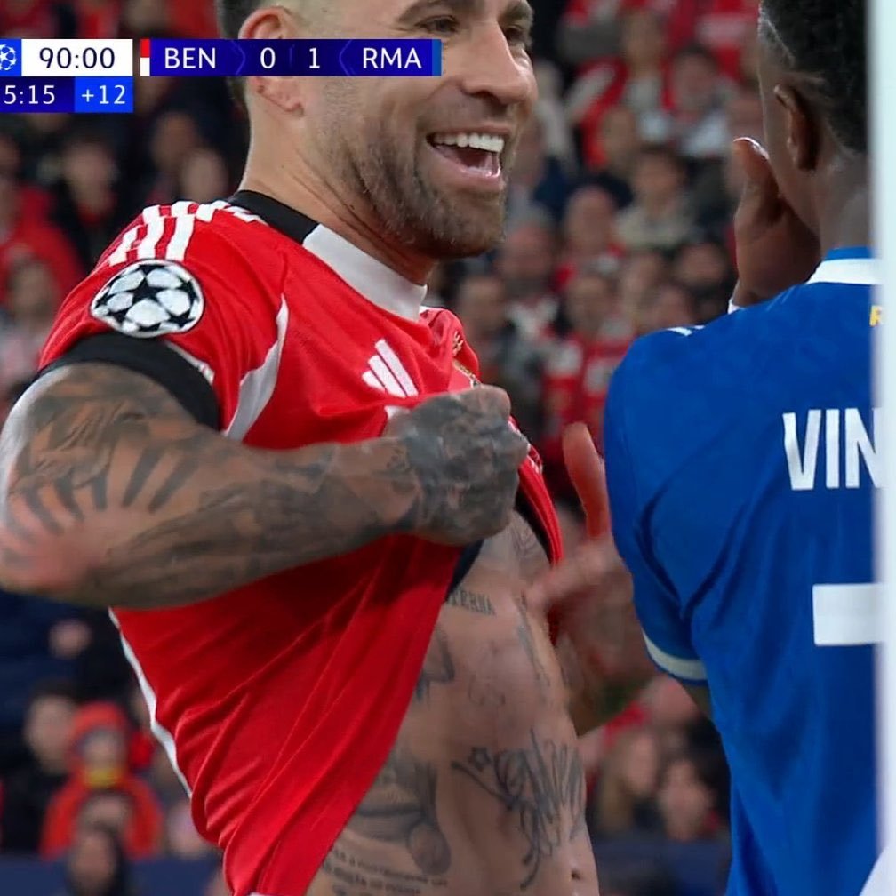 Otamendi mostrou a tatuagem de Campeão do Mundo 2022 a Vini Jr.