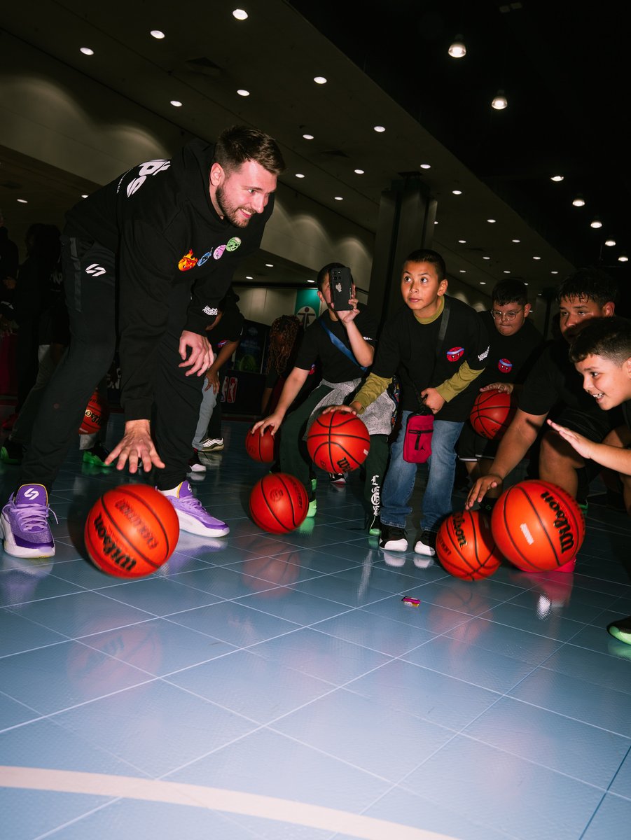 LD77Foundation's tweet photo. Last Friday, in the middle of All-Star weekend, something special happened.🏀✨

We brought 100 kids and 10 coaches together to learn, to play, and to be themselves at our very first Total Hoops Clinic.

Total Hoops is about developing young athletes and young people. Yes, teaching the fundamentals matters. But so does joy. So does confidence. So does making sure a kid feels encouraged when they walk onto the court, and that they carry that feeling with them when they leave.

We’re deeply grateful to the partners who helped see our vision and make this first test run possible: @jrnba, @SearchInstitute, Boys & Girls Club, and @LAsBEST