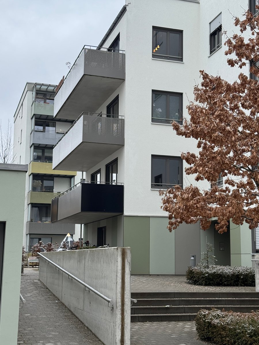 balkonsolar's tweet image. So schön ist #BalkonSolar - hier in #München.

Und wie wir finden passen die Fullblack #Solarmodule sehr gut an diese neue Fassade mit semigeschlossenem #Balkon.