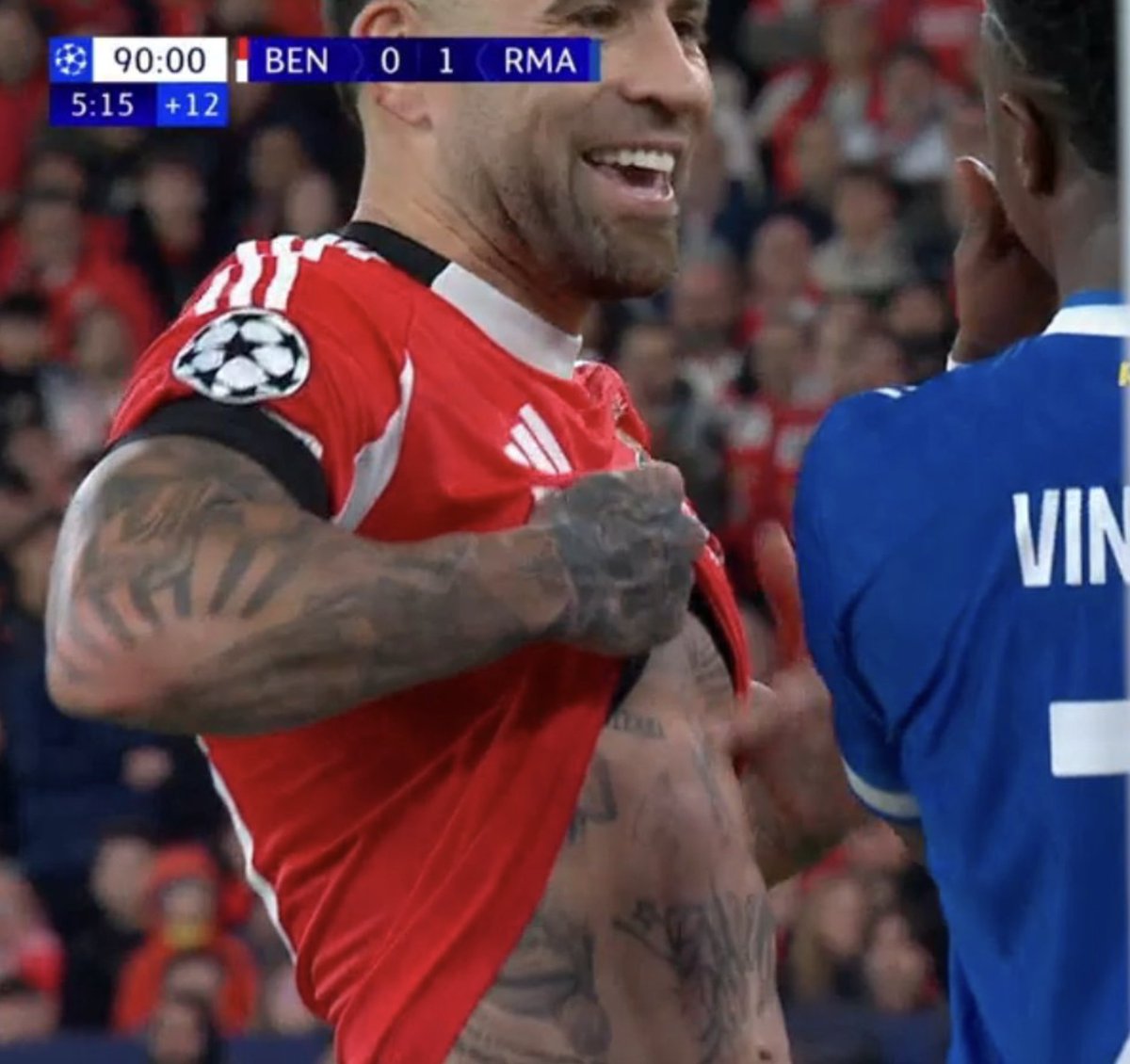 sebasics10's tweet photo. RT @TrollFootball: Otamendi lifted his shirt to show the trophies to Vinicius 😭 https://t.co/qVzssiw7zL