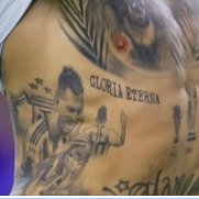 sebasics10's tweet photo. RT @TrollFootball: Otamendi lifted his shirt to show the trophies to Vinicius 😭 https://t.co/qVzssiw7zL