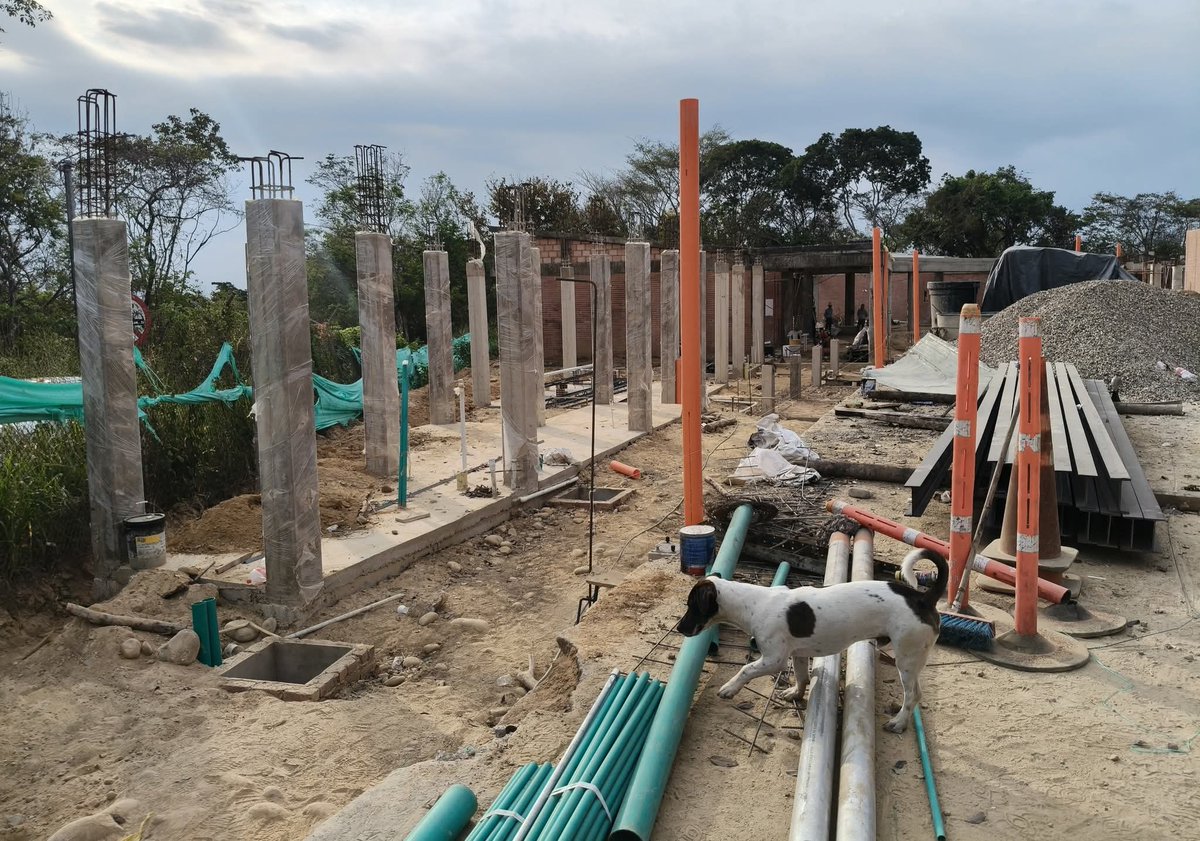 Gobernador <a href="/CesarOrtiZorro/">César Ortíz Zorro</a>
y gerente del IFC, Óscar Javier Araque inspeccionaron la adecuación y terminación de la Institución Educativa La Turúa, Sede Primaria, en el municipio de Aguazul. La obra registra un avance del 17%.