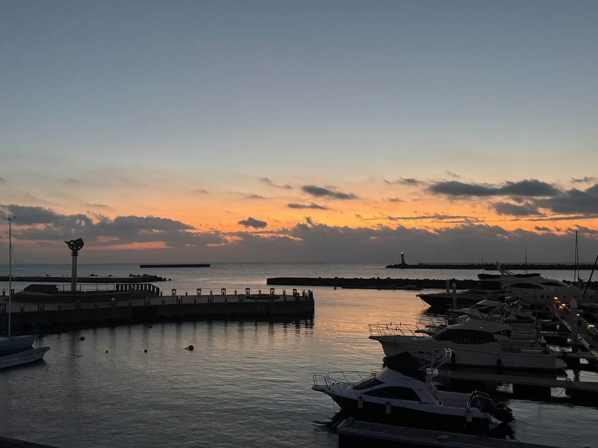 LeToS_8's tweet photo. 6時前の熱海で、静かに待つこと約1時間。
海を染める朝日。
みんな、おはよう。

#熱海
#日の出
#朝活
#おはよう https://t.co/92sNX7D2RK