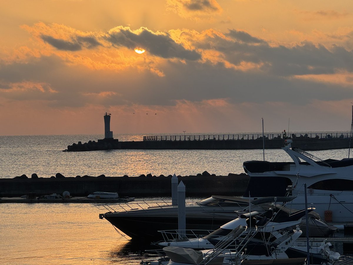 LeToS_8's tweet photo. 6時前の熱海で、静かに待つこと約1時間。
海を染める朝日。
みんな、おはよう。

#熱海
#日の出
#朝活
#おはよう https://t.co/92sNX7D2RK