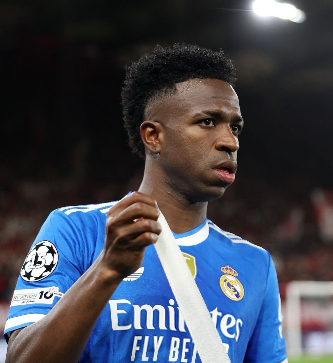 El racista                           La víctima 
El que insulta                  El insultado
El que cobarde               El valiente
El que sale indemne    El sancionado
El que es aplaudido     El abucheado
El que sale reforzado  El villano

Este fútbol no es el que merecemos.