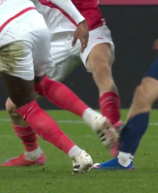 AlyumdrA's tweet photo. Apparemment ça marche que dans un sens 🤔 

Pour moi il y a carton rouge dans les 2 cas, mais vu qu'on nous explique que Vintinha retire son pied rapidement, c'est seulement Jaune...

#ASMonaco https://t.co/pvjnR6xwEY