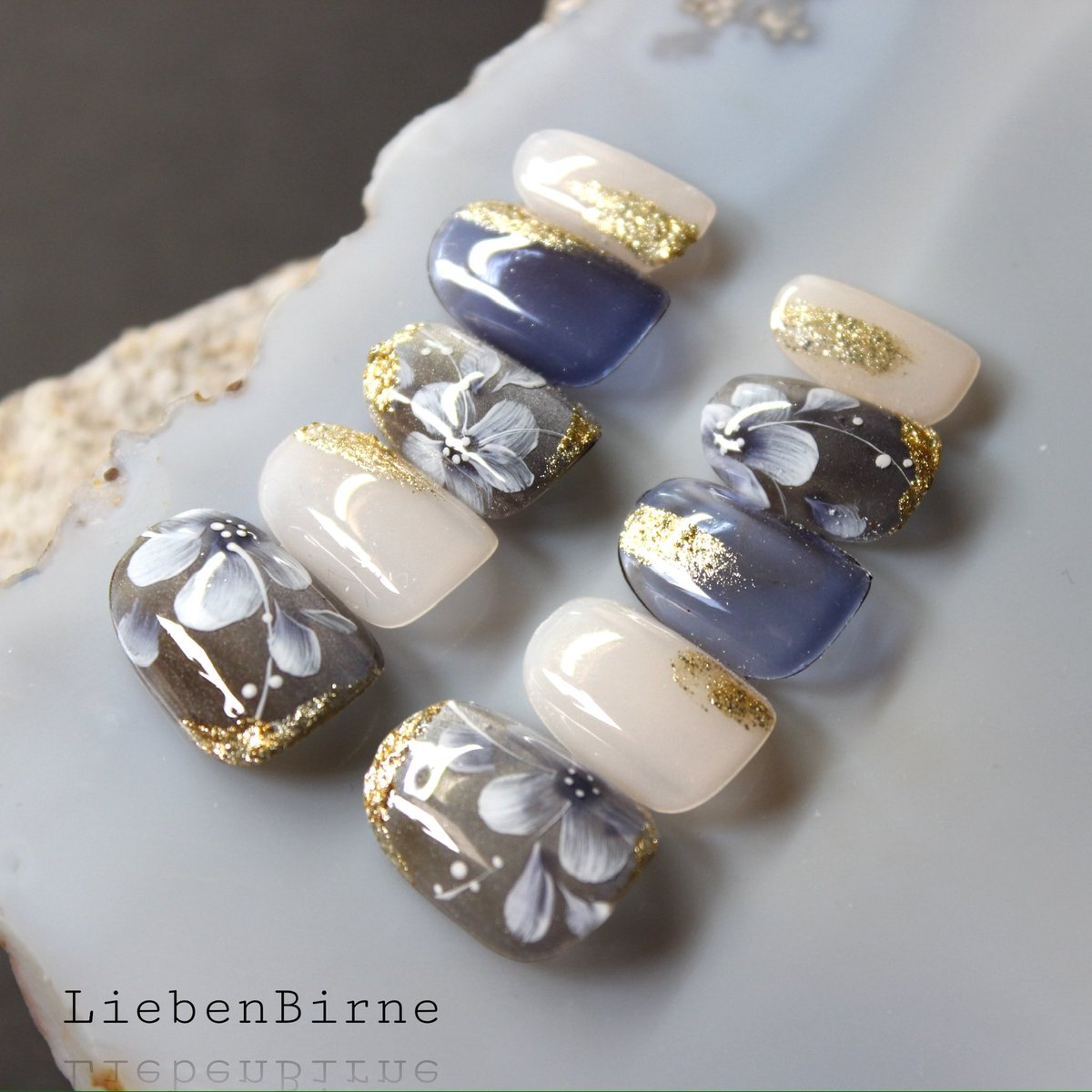 ComBirne's tweet photo. 陶器のお皿のお花のネイル＊Li

陶器に描かれたお花をイメージしたシックなカラーのネイルです。

釉薬に溶け込むようなお花の質感がポイント★
箔の入ったゴールドを散りばめて、煌めきのアクセントを。 https://t.co/GNbKHXFhUf