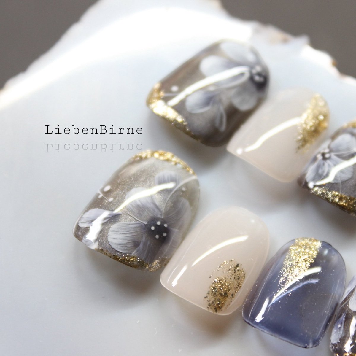 ComBirne's tweet photo. 陶器のお皿のお花のネイル＊Li

陶器に描かれたお花をイメージしたシックなカラーのネイルです。

釉薬に溶け込むようなお花の質感がポイント★
箔の入ったゴールドを散りばめて、煌めきのアクセントを。 https://t.co/GNbKHXFhUf