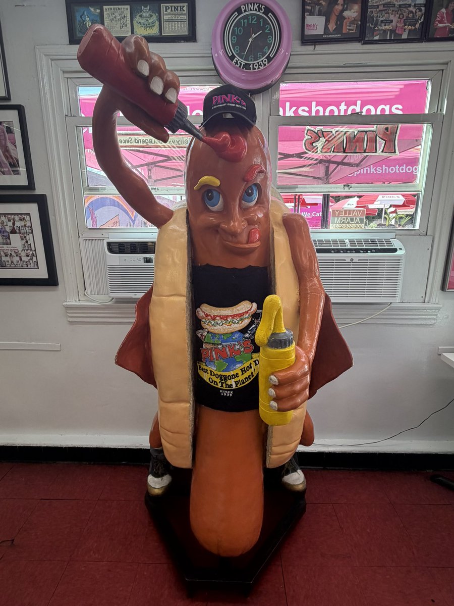 ゲッチャリマンホルス レッドシャーク 館長塗装 ピンクトイズ ワンコン wtc 1939年創業の Pink's Hot Dogs🌭 ピンクの外観、 赤白のストライプ