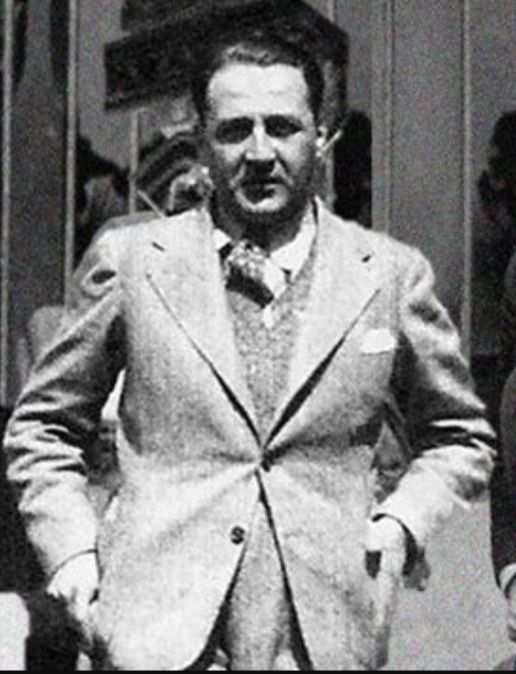 OficialEspa's tweet photo. ¿A qué nivel de inconsciencia en el uso del idioma y de la Historia se puede descender cuando un candidato presidencial compara a Víctor Raúl Haya de la Torre con el cabecilla terrorista Abimael Guzmán, argumentando que ambos son "líderes" egresados de la universidad? https://t.co/gdPT0I5y7S
