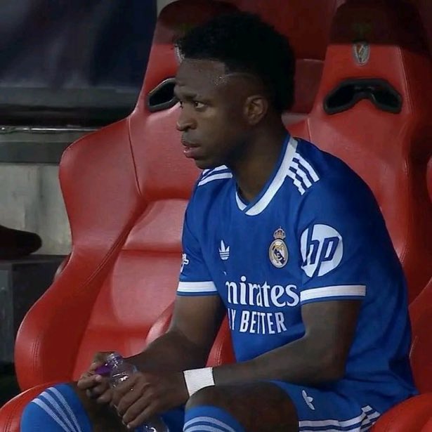FrFlashFoot's tweet photo. Respect à Vinicius Jr 🇧🇷, encore confronté à une situation inacceptable en 2026. 😔

Combattons ces actes sans tomber dans les généralités.

Ça n’a rien à faire dans le sport, ni ailleurs. ✊🏻✊🏼✊🏽✊🏾✊🏿 https://t.co/agQ81xDlAr