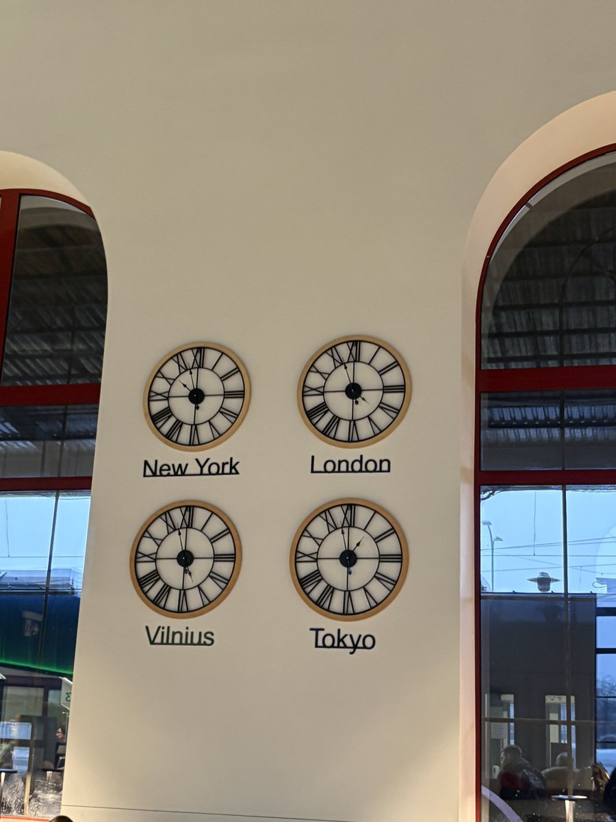 tautawanken's tweet photo. ビリニュス駅で世界の時計の中に東京が刻まれて��けど香港とかじゃなくて東京なのはもうそういうことか まじでこれからリトアニアくる日本人の皆さんマナーとか大切にね https://t.co/pFZawoIi0p