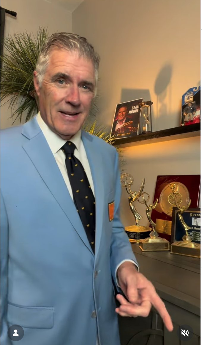 rlentini41's tweet photo. Sean Mooney accepts Becky Lynch's award as WWE's best announcer.... 33 years after leaving the company

https://t.co/Dqxftn4k9M https://t.co/6jPHZWP07J