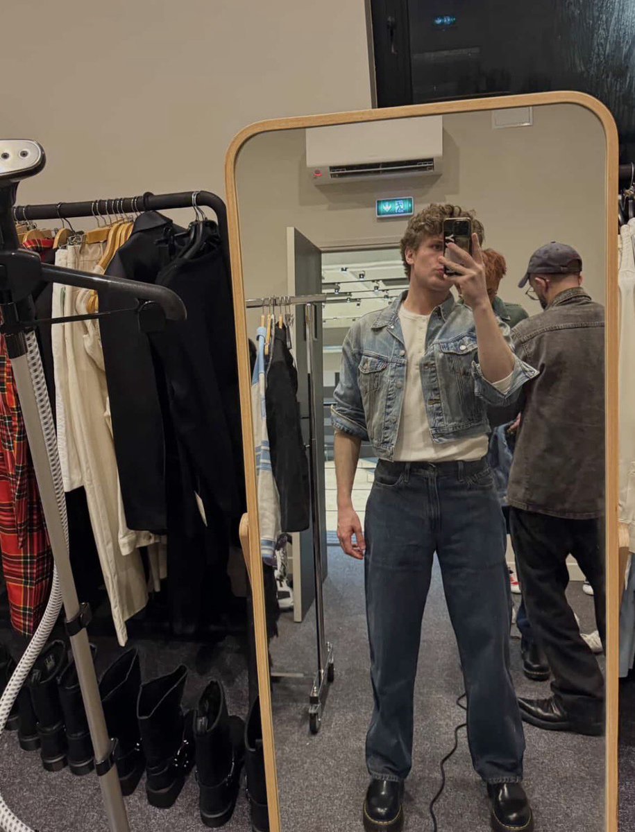 Il slay de fou hein mais pourquoi y’a la veste maudite sur le portant ? 

#StarAcademy