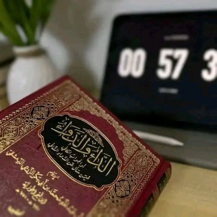 قَالَ الْإِمَامُ اِبْنُ الْقَيِّمِ رَحِمَــهُ اللَّــهُ  : 

وَأَعْظَمُ النَّاسِ غُرُورًا مَنْ اِغْتَرَّ بِالدُّنْيَا وَعَاجِلِهَا فَآثَرَهَا عَلَى الْآخِرَةِ وَرَضِيَ بِهَا مِنْ الْآخِرَةِ. 

|[  اَلدَّاءُ وَالدَّوَاءُ ]|